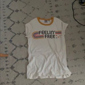 Feelin’ free cream colored t shirt